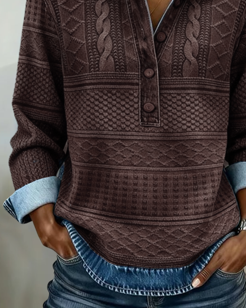 Detail van de bruine sweatshirt vanaf de buik: gestructureerd patroon in horizontale banen, denim zoom en omgeslagen mouwen. 5