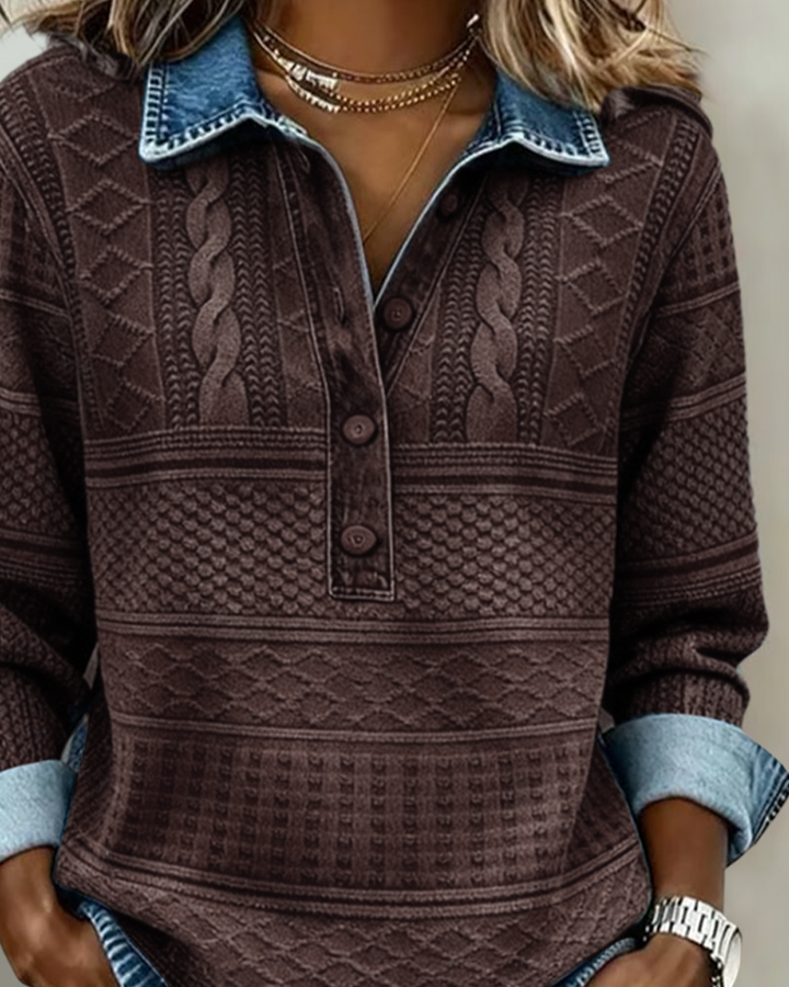 Close-up van de bruine sweatshirt op borsthoogte: denim overhemdkraag, geweven kabelpatroon en knoopsluiting aan de voorkant. 4