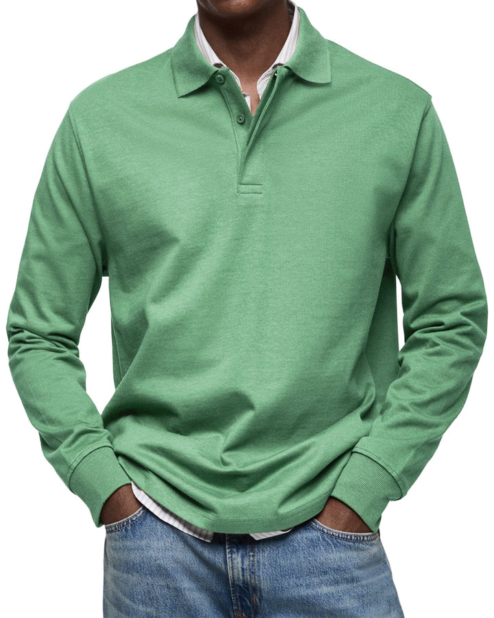 Man draagt het poloshirt met lange mouwen in groen, met ribboorden en een gestreept overhemd onder de kraag. 7