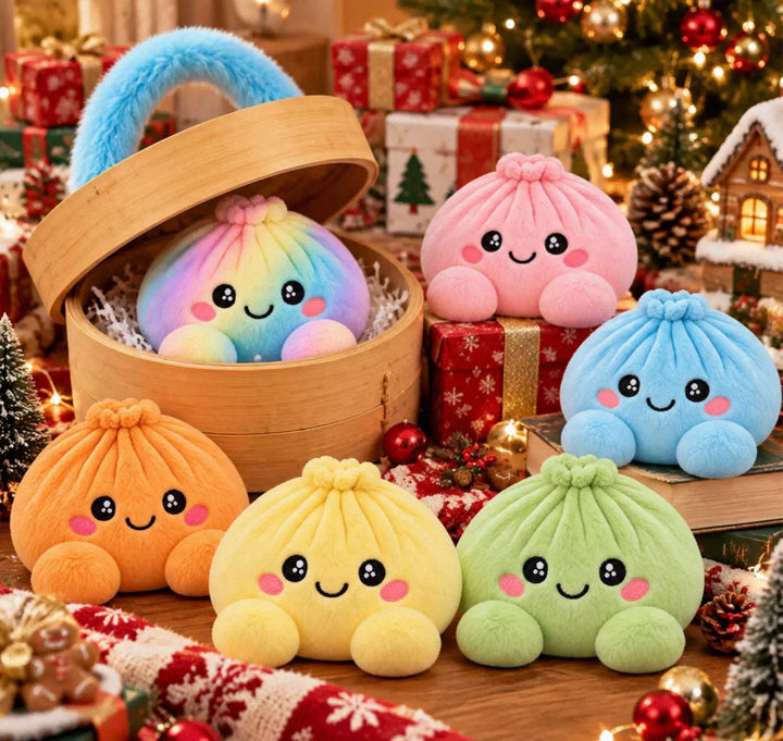 Zes pluche knoedels in regenboog, roze, blauw, oranje, geel en groen tussen kerstversiering, een in een bamboemand 21