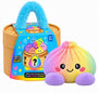 Regenboogkleurige pluche knoedel met paarse pootjes naast de stoommandverpakking met blauw pluchen handvat 11