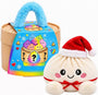 Roomwitte knoedelknuffel met kerstmuts en rood strikje naast een stoommand met blauw pluchen handvat 12