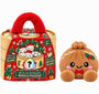 Bruine pepernoot-knoedelknuffel met rood strikje naast de rode kerststoommand met pluchen handvat 13