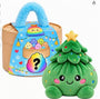 Groene kerstboomknoedel met gele ster op de top naast een stoommand met blauw pluchen handvat 14