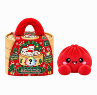 Rode pluche knoedel met open lachende mond naast een kerstversie van de stoommand met rood handvat 7