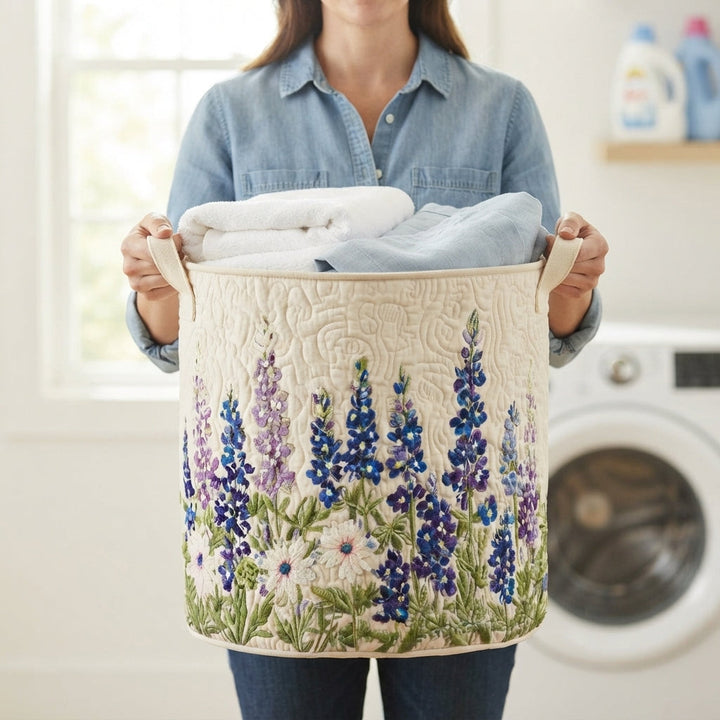 Vrouw in spijkerblouse houdt de mand vast aan de canvas handgrepen, gevuld met handdoeken, voor een wasmachine. 4