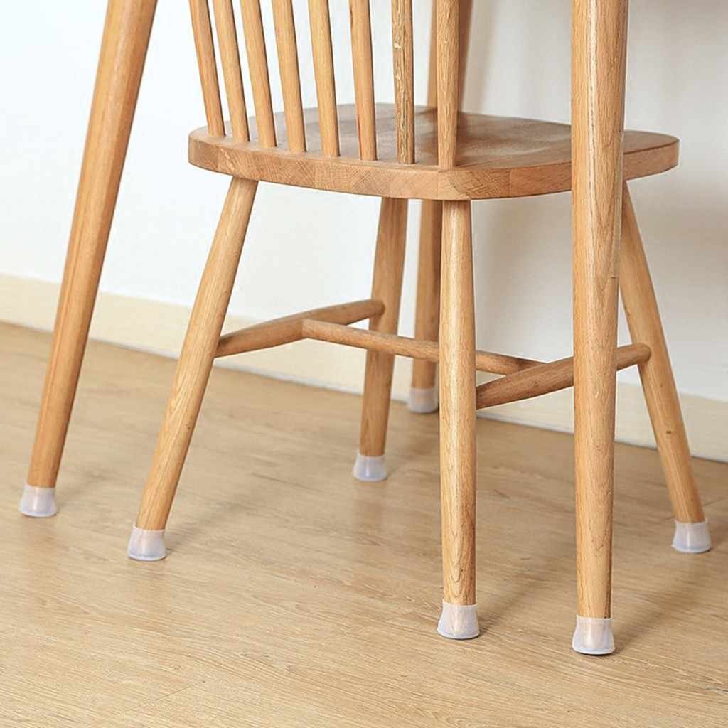 Houten stoel op een houten vloer met een doorschijnend siliconen dopje onder elke poot. 5