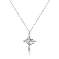 Zilverkleurige kruishanger met kroon en steentjes aan een fijne schakelketting, productfoto vanaf de voorkant op effen achtergrond. 6