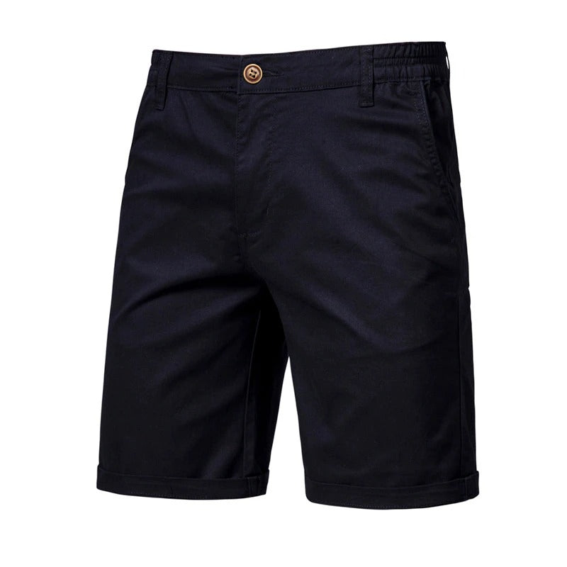 Voorkant van zwarte short met knoopsluiting, steekzakken en omgeslagen pijpen. 6