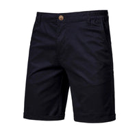Voorkant van zwarte short met knoopsluiting, steekzakken en omgeslagen pijpen. 6
