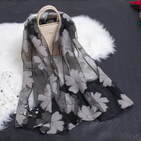 Trendiger Damen-Seidenschal mit Blumenmuster und ausgestanzten Designs – Fiora (1+1 GRATIS)
