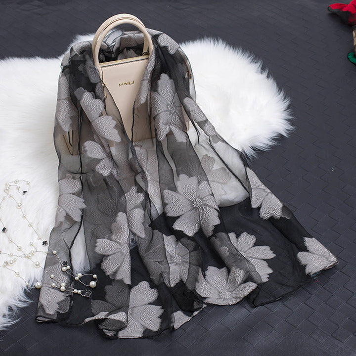 Trendiger Damen-Seidenschal mit Blumenmuster und ausgestanzten Designs – Fiora (1+1 GRATIS)