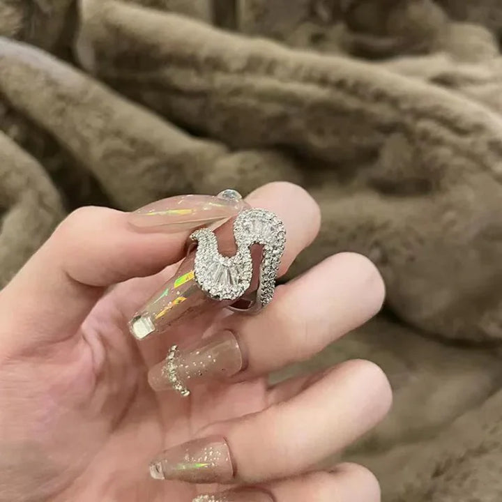 S-förmiger silberner Zirkonia-Ring - Seraphine