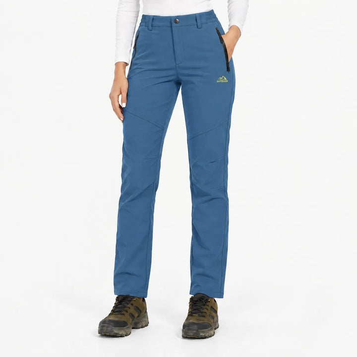 Voorkant van de staalblauwe broek op een model met witte trui 8