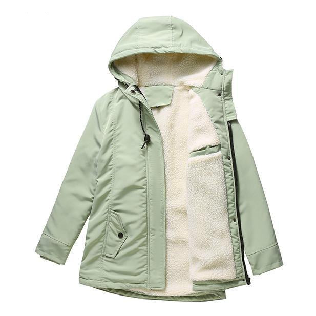 Lichtgroene parka open neergelegd, met de crèmewitte fleecevoering in de capuchon en een klepzak 10