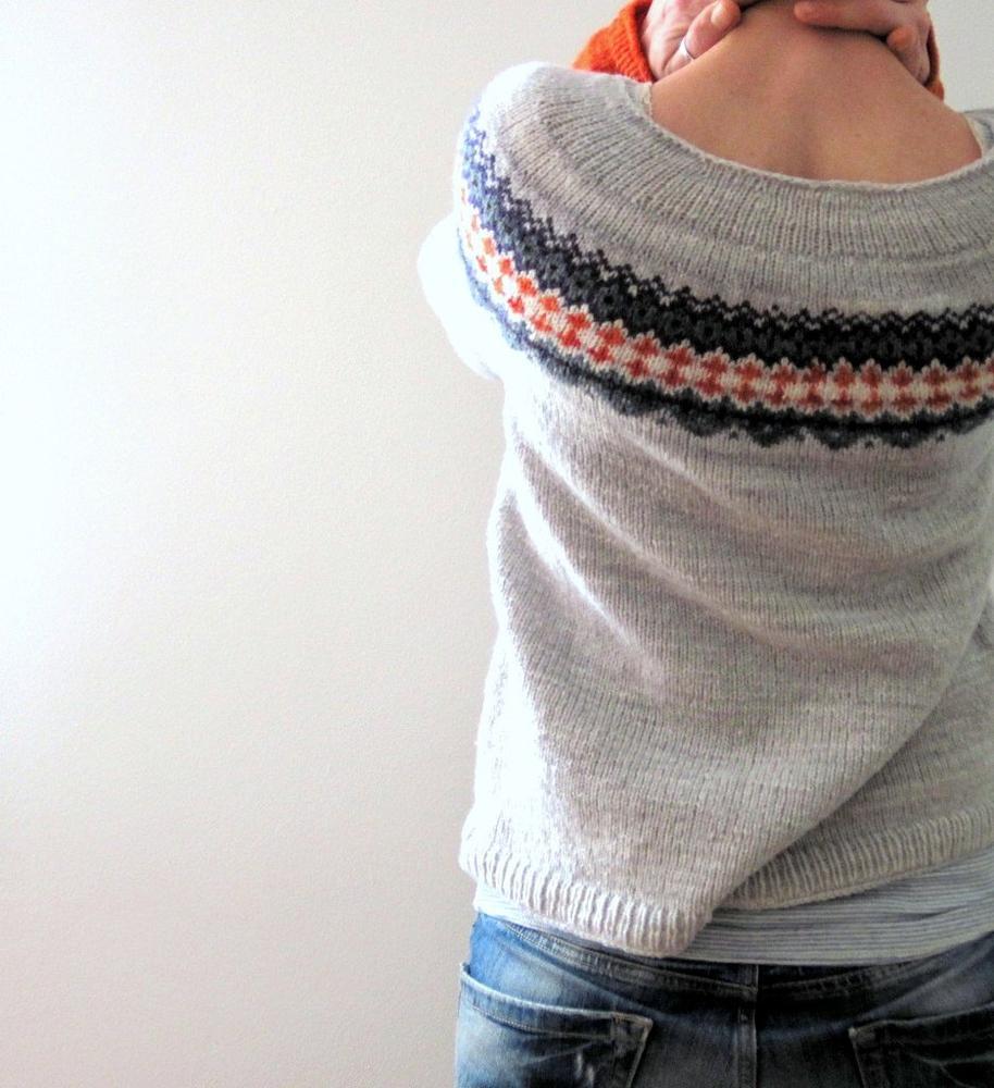 Skandinavischer trendiger Pullover mit lebendigem Muster - NordicChic
