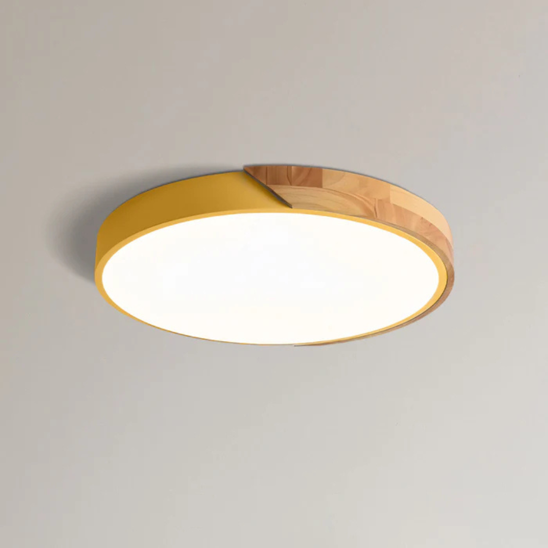 Ronde plafondlamp met gele rand en houten deel, close-up tegen een lichte plafondachtergrond 14