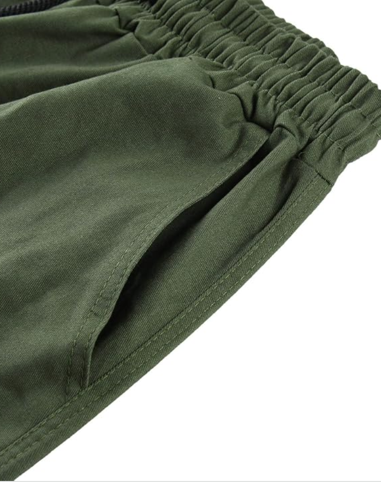 Close-up van de legergroene elastische tailleband en de binnenzak met stikseldetails. 13