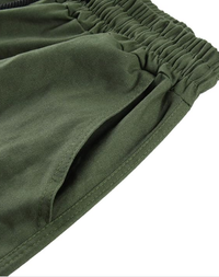 Close-up van de legergroene elastische tailleband en de binnenzak met stikseldetails. 13