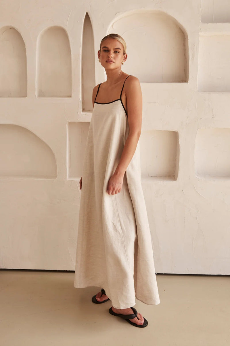 Beiges Sommerkleid mit femininer Silhouette – Isara