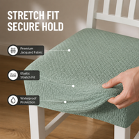 Close-up van een groene gejacquardde stoelhoes waar een hand de elastische stof optilt, met icoontjes voor stof, pasvorm en waterbescherming. 3