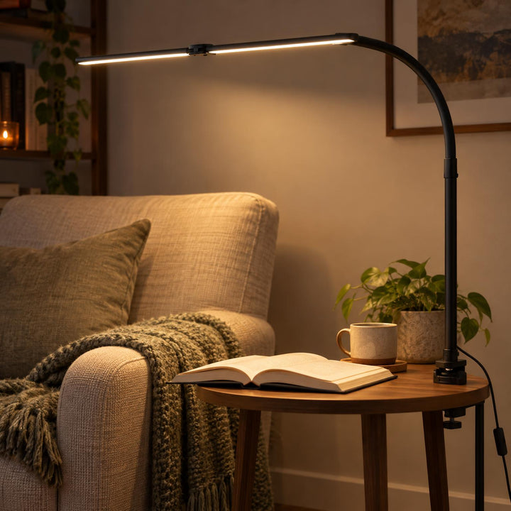 Zwarte klemlamp met warm licht boven een bijzettafeltje naast een fauteuil met open boek 1