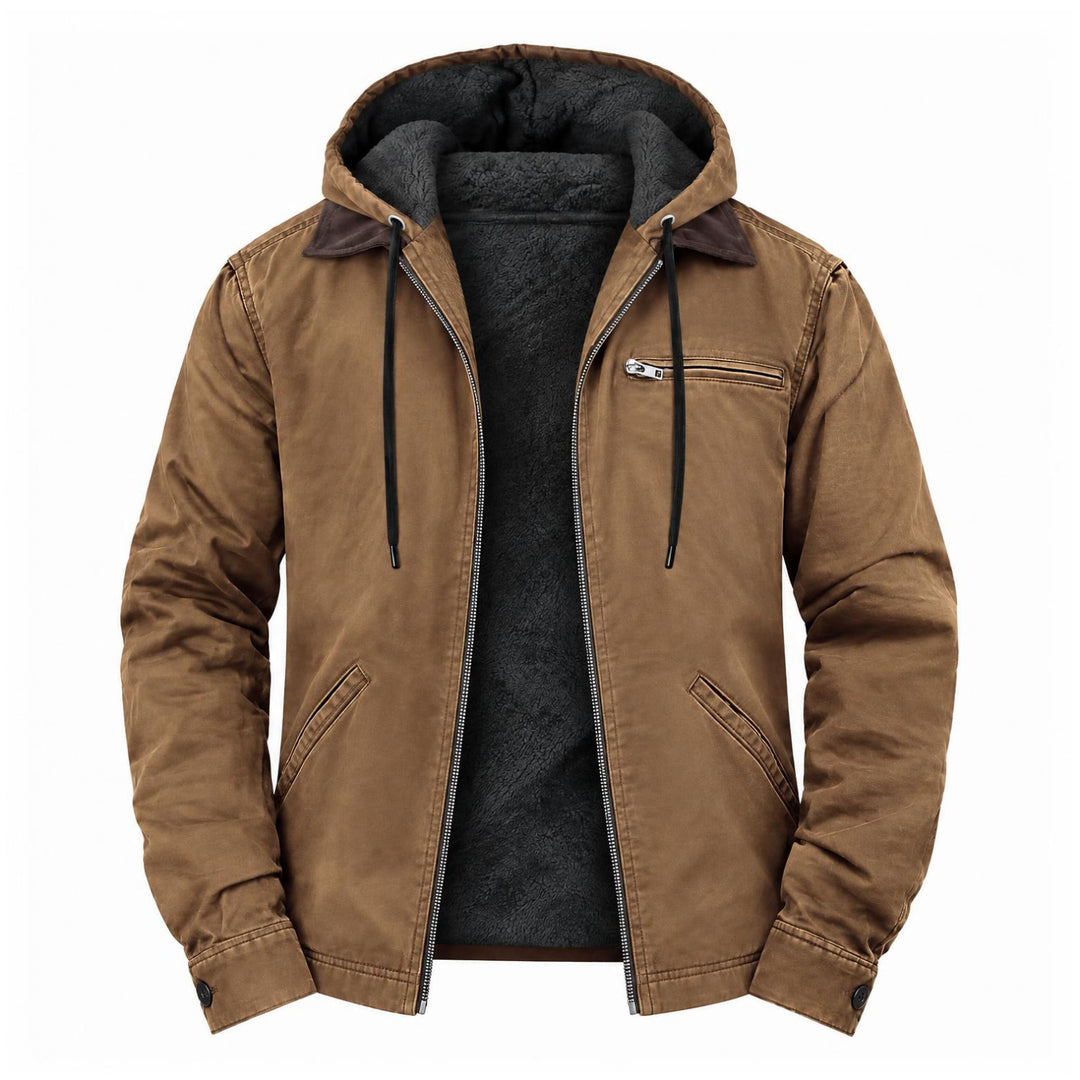 Bruine jas met capuchon open op een witte achtergrond, met zwarte fleece voering en borstzak 2