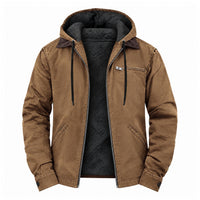 Bruine jas met capuchon open op een witte achtergrond, met zwarte fleece voering en borstzak 2