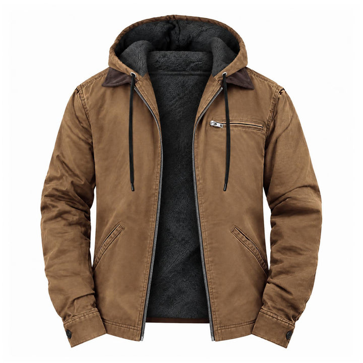 Bruine jas met capuchon open op een witte achtergrond, met zwarte fleece voering en borstzak 2