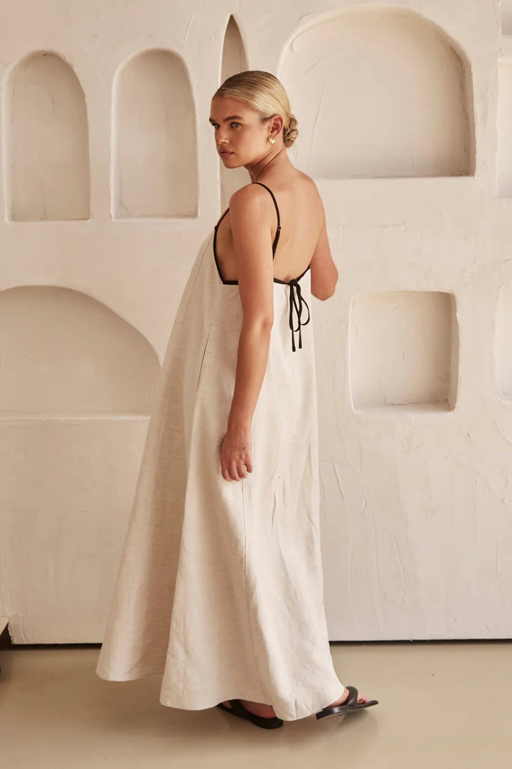 Beiges Sommerkleid mit femininer Silhouette – Isara