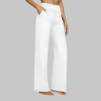 Model in witte broek met hoge taille en wijde rechte pijpen, zijaanzicht met hand in de zijzak. 8