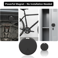 Tracker magnetisch bevestigd onder een auto, aan een fietsframe en op een metalen kluisjesdeur, met twee losse trackers eronder. 6