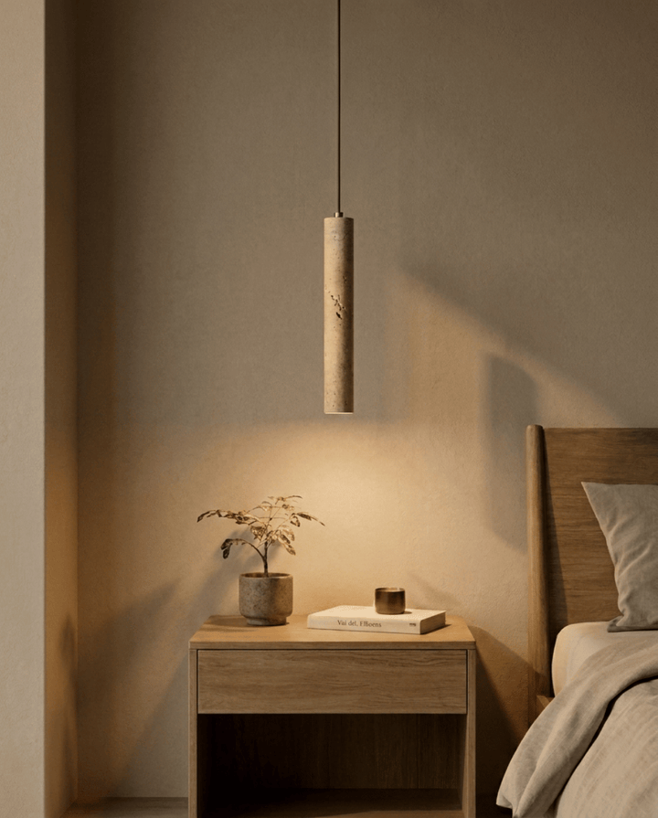 Dezelfde lamp aan in een slaapkamer, met warm licht dat op de muur en het nachtkastje valt 2