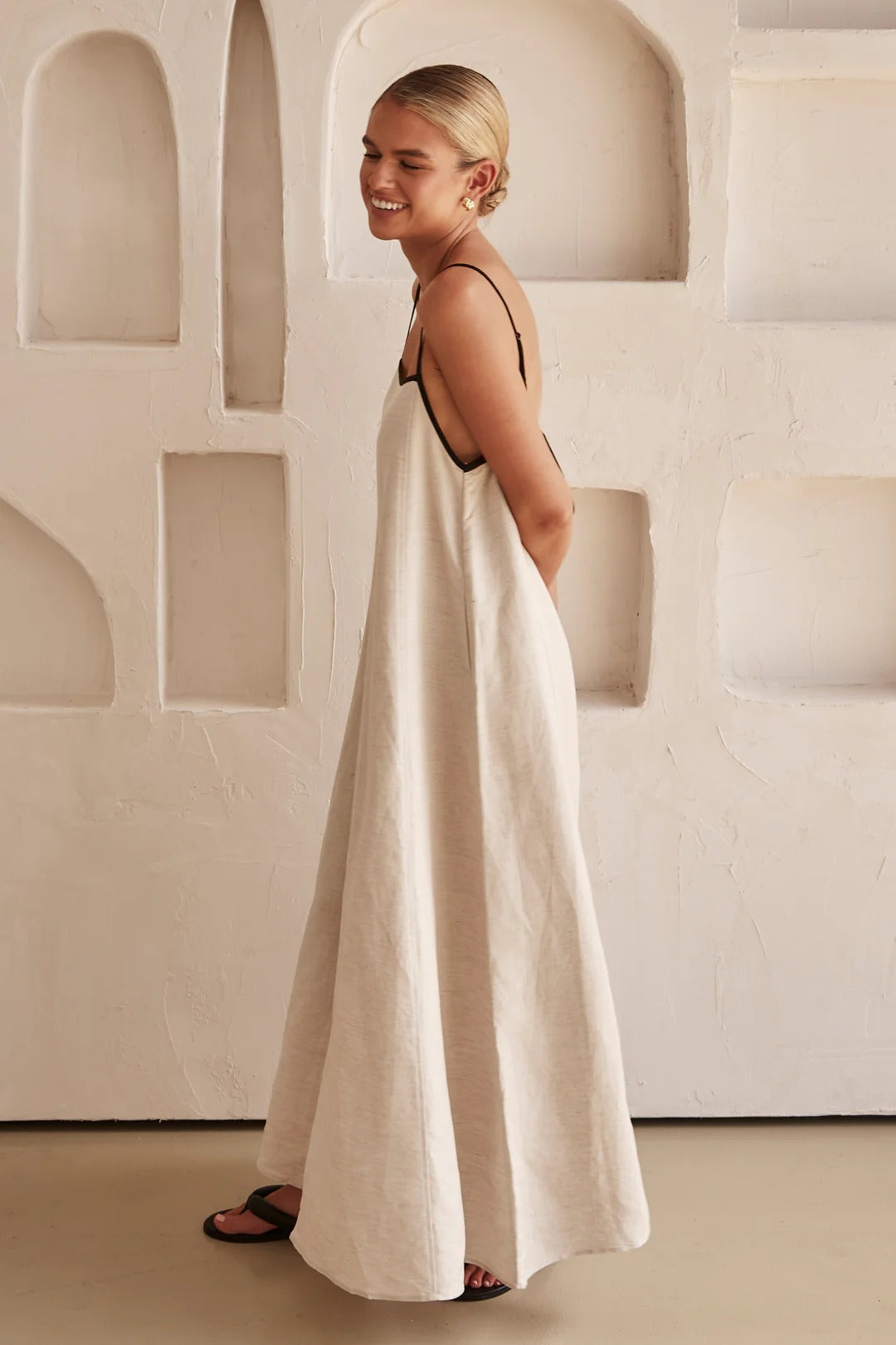Beiges Sommerkleid mit femininer Silhouette – Isara