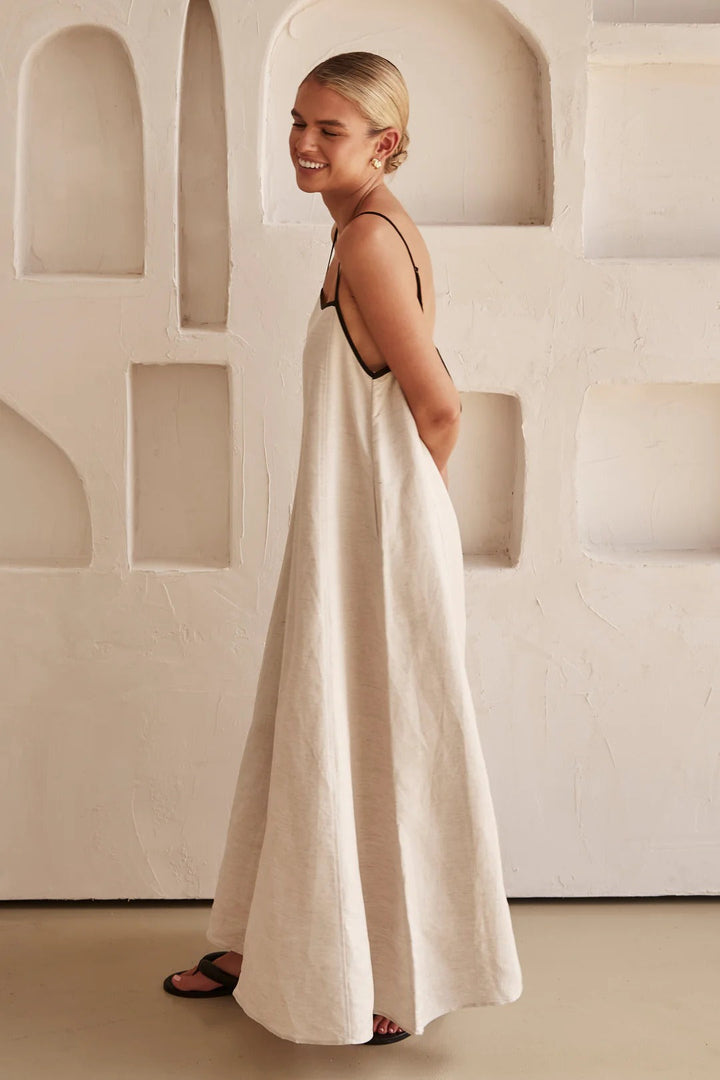 Beiges Sommerkleid mit femininer Silhouette – Isara