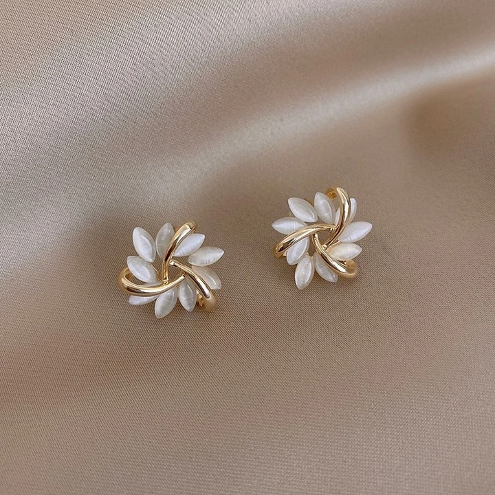 Elegante Opalblumen-Ohrstecker