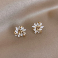 Elegante Opalblumen-Ohrstecker