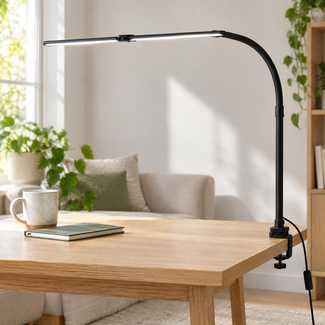 Zwarte klemlamp met gebogen arm en lichtbalk op een houten tafel bij een raam en bank 1