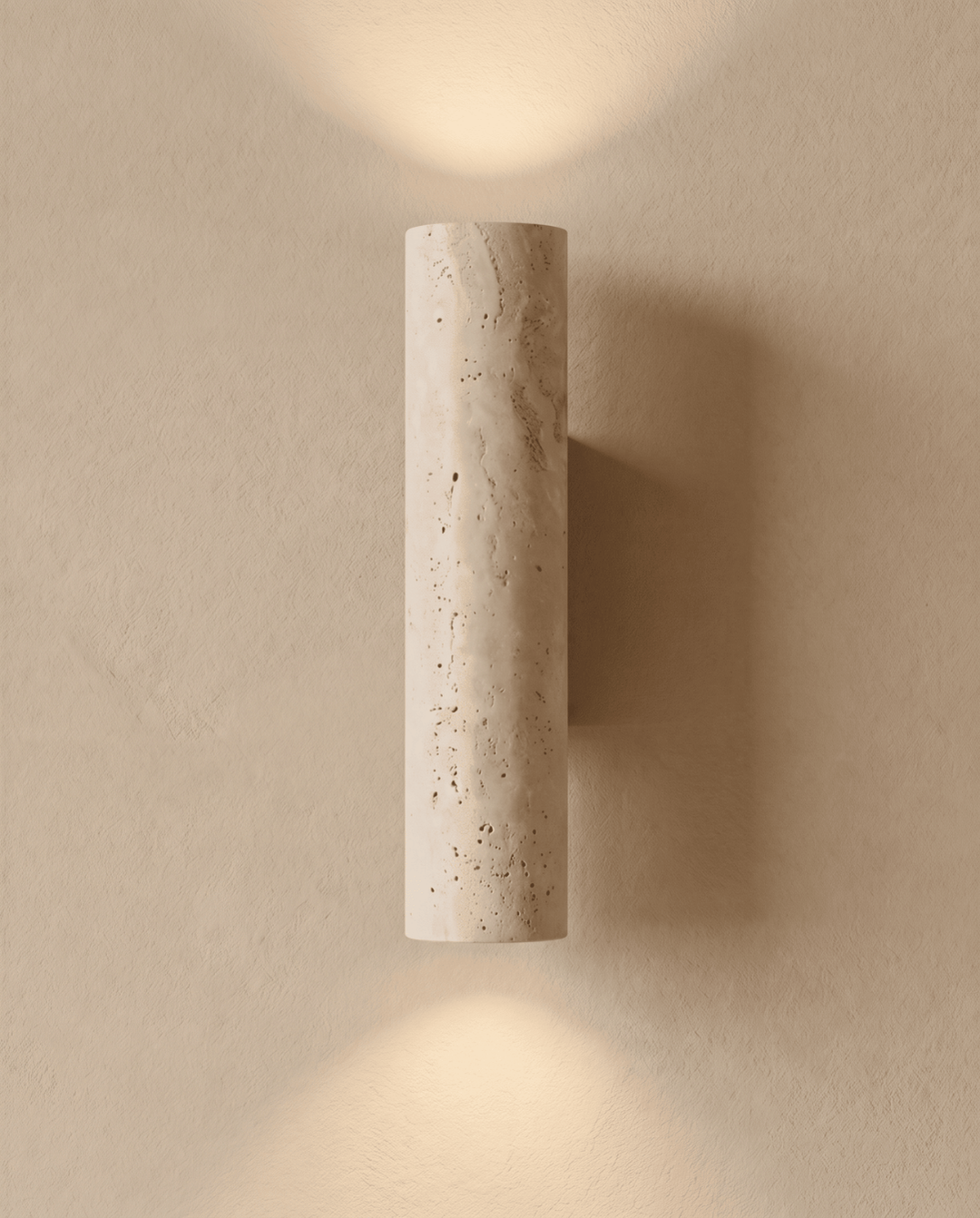 Wandlamp van travertijn, brandend, met een lichtkegel naar boven en naar beneden op de muur 2