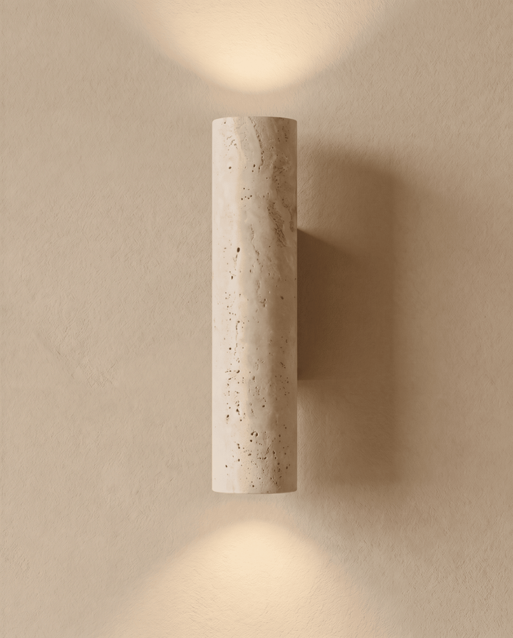 Wandlamp van travertijn, brandend, met een lichtkegel naar boven en naar beneden op de muur 2
