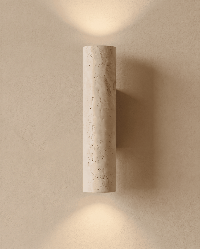 Wandlamp van travertijn, brandend, met een lichtkegel naar boven en naar beneden op de muur 2
