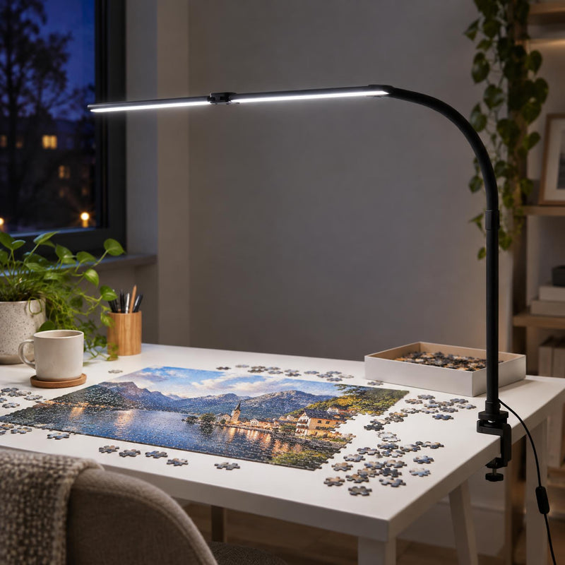Zwarte bureaulamp met gebogen arm op tafelrand, schijnt koel licht over een bijna voltooide puzzel 2