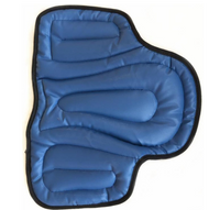 Blauw gewatteerd zadelkussen met zwarte rand, los neergelegd op een lichte achtergrond 10