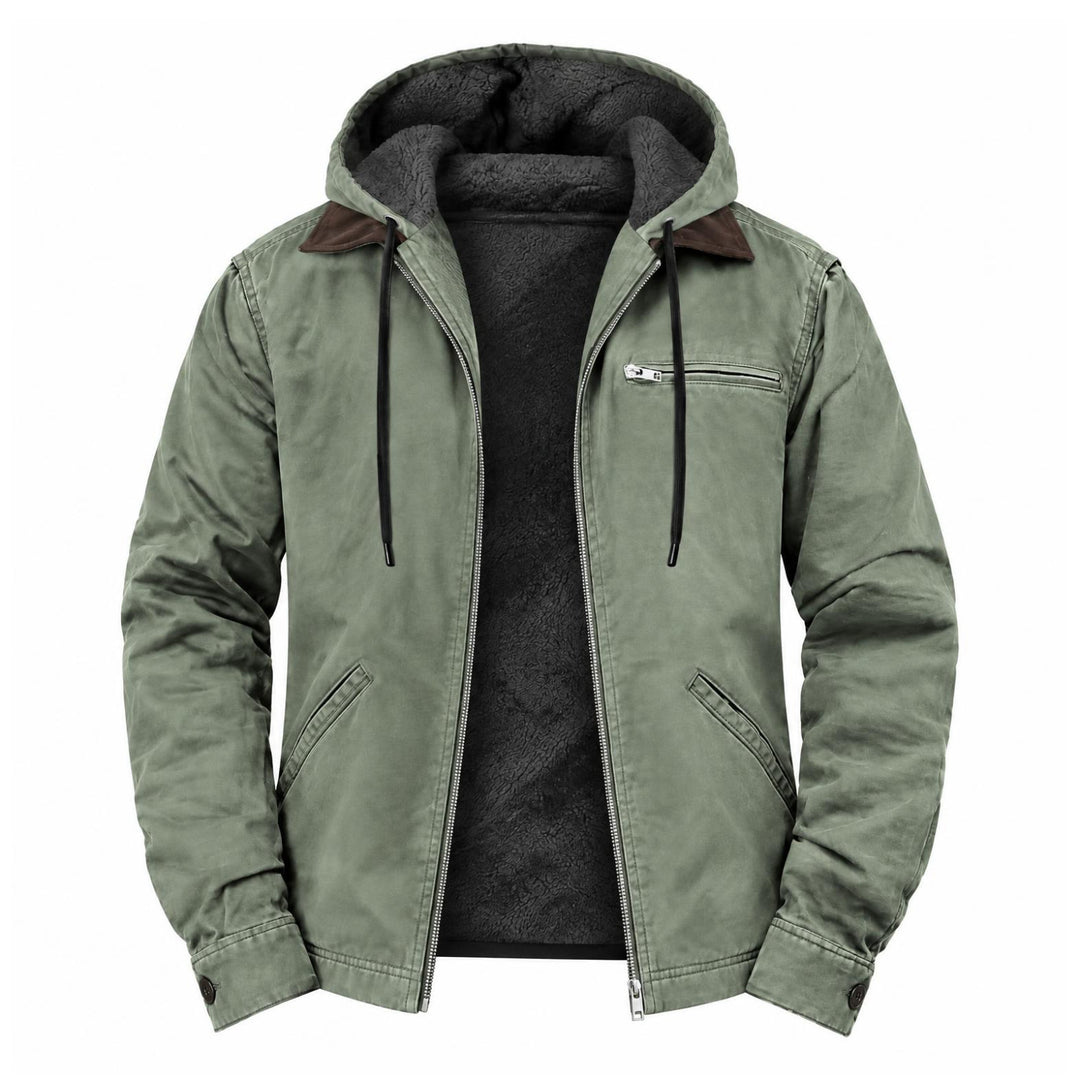 Groene jas met capuchon open op een witte achtergrond, met zwarte fleece voering en rits 3