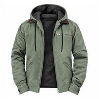 Groene jas met capuchon open op een witte achtergrond, met zwarte fleece voering en rits 3