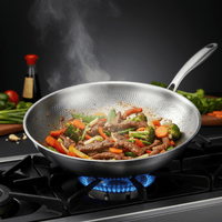Wok met roergebakken vlees, broccoli, wortel en paprika op een gasfornuis met blauwe vlam en stomende damp. 6