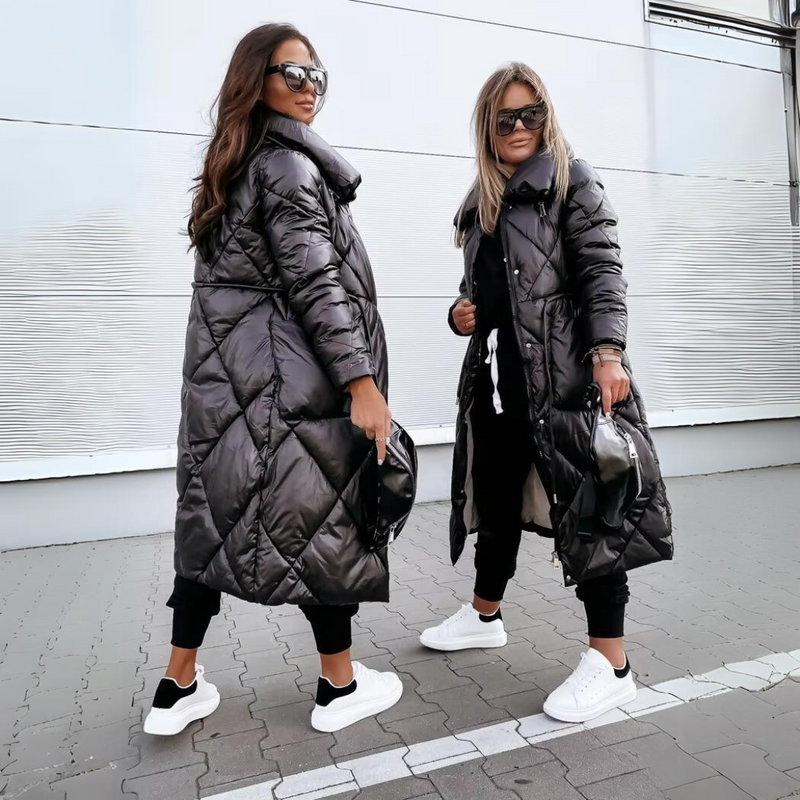 Twee vrouwen in de zwarte gewatteerde jas met ruitvormige stikking poseren naast elkaar, de ene van opzij en de andere van voren, met witte sneakers. 4