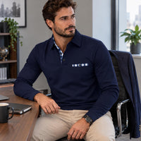 Marineblauwe polo met blauw geruite borstzak en kraagrand, gedragen door een man in kantoor 3