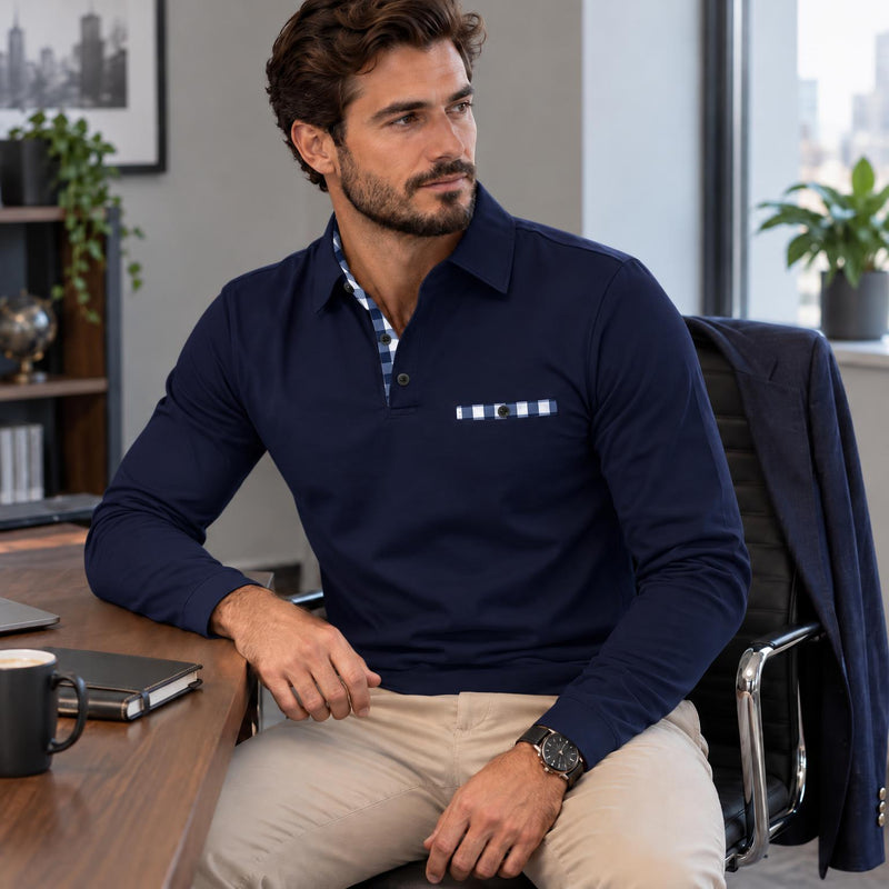 Marineblauwe polo met blauw geruite borstzak en kraagrand, gedragen door een man in kantoor 3
