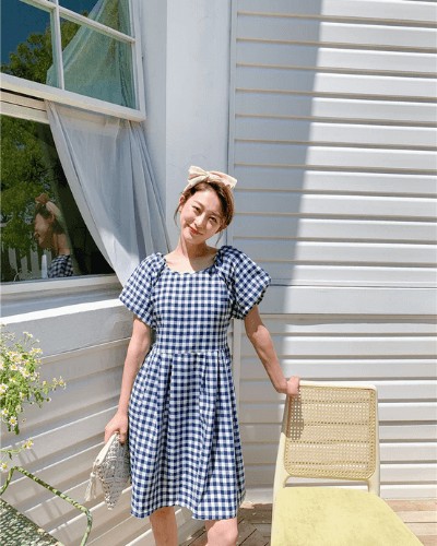 Modieuze damesjurk met vierkante halslijn en puffmouwen - Selina